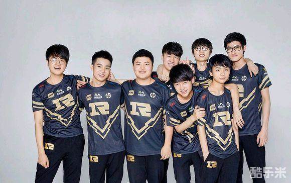 球迷们立刻 球迷们立刻